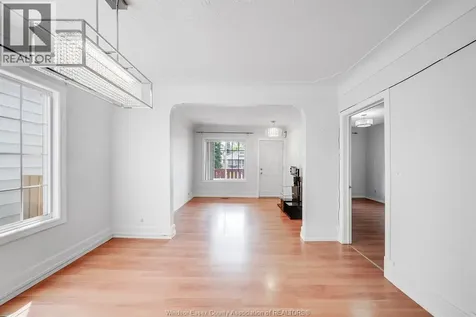 1054 Oak Street Windsor ON N9A 5G4