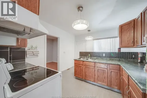 1054 Oak Street Windsor ON N9A 5G4