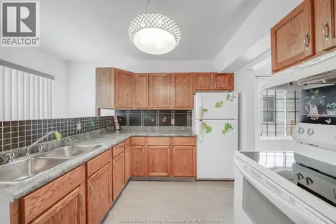 1054 Oak Street Windsor ON N9A 5G4
