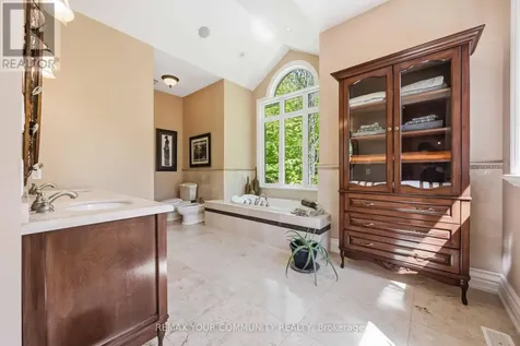 46 Lake Woods Drive Whitchurch-stouffville ON L4A 1P1
