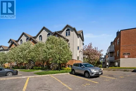 49 Jardin Private Ottawa ON K1K 2V8