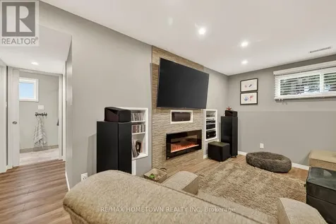 736 Comstock Crescent Brockville ON K6V 6E1