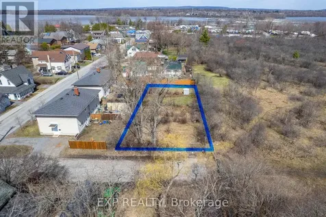 2723 Rowatt Street Ottawa ON K2B 5W4