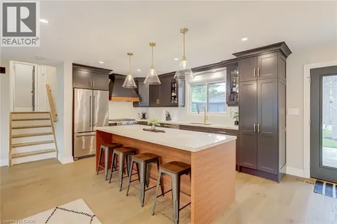 5226 Spruce Avenue Burlington ON L7L 1N1