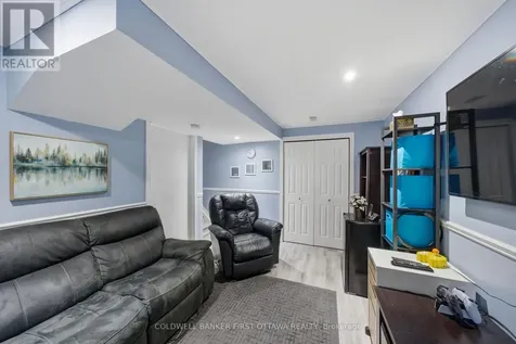 1902 Hennessy Crescent Ottawa ON K4A 3X7