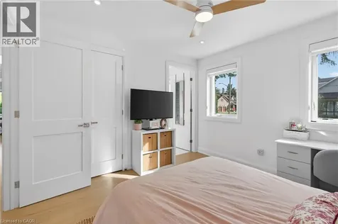 423 Smith Lane Oakville ON L6L 4X1
