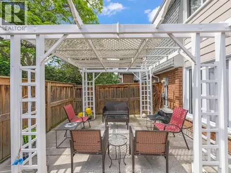 6701 Rose-ville Garden Drive Windsor ON N8T 1J3