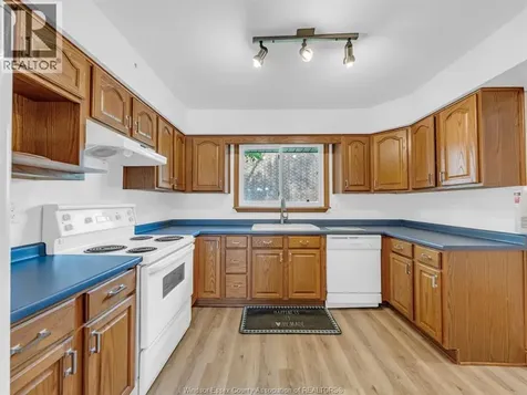 6701 Rose-ville Garden Drive Windsor ON N8T 1J3