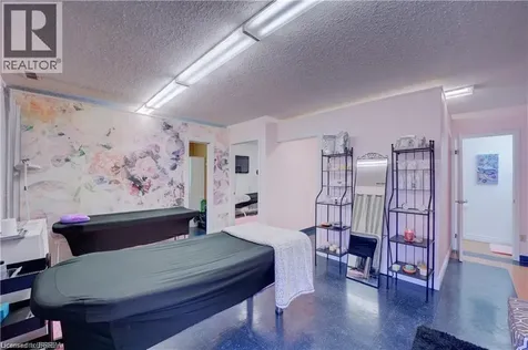 325 Fairview Drive Brantford ON N3R 2X3