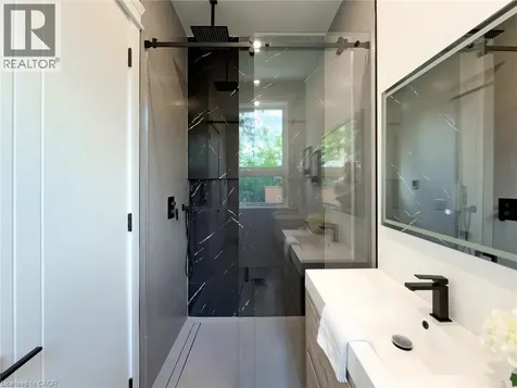 61 Floresta Court Hamilton ON L9G 1R6