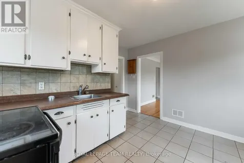 1086 Apolydor Avenue Ottawa ON K1H 8A9