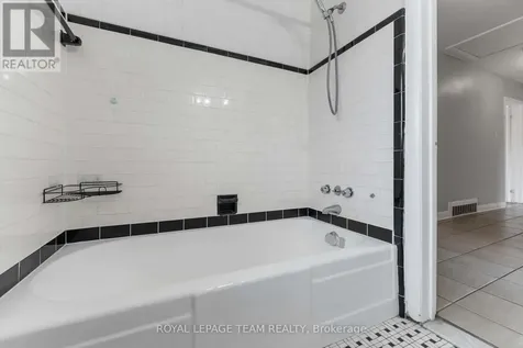 1086 Apolydor Avenue Ottawa ON K1H 8A9