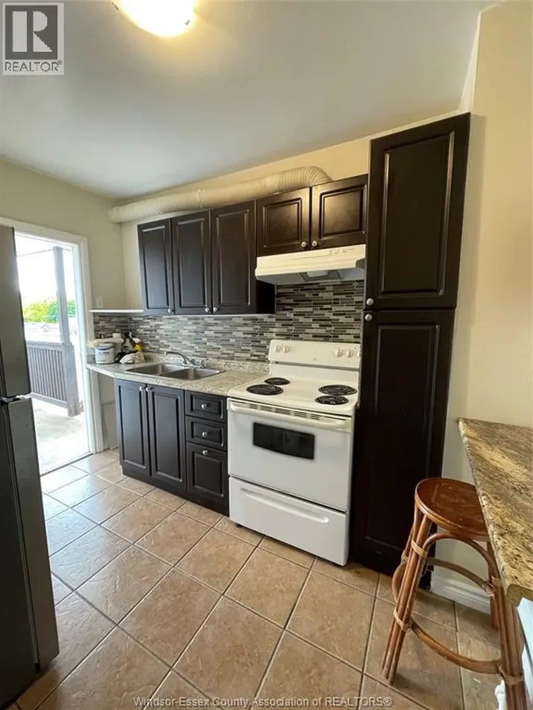 2329 Pillette Windsor ON N8W 1K8