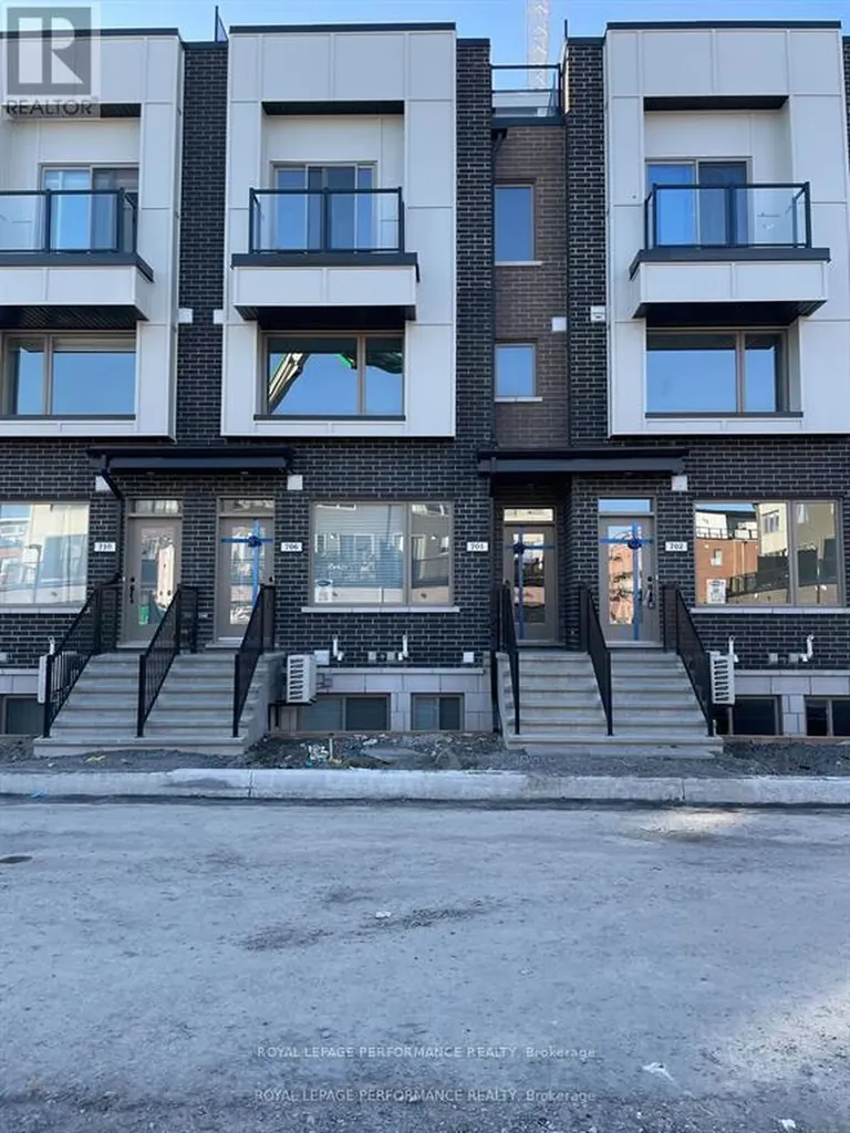 704 Kizis Private Ottawa ON K1K 5A4