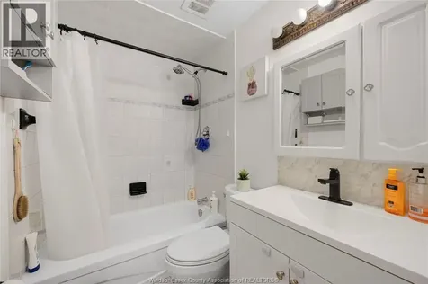 6384 Thornberry Crescent Windsor ON N8T 3A2