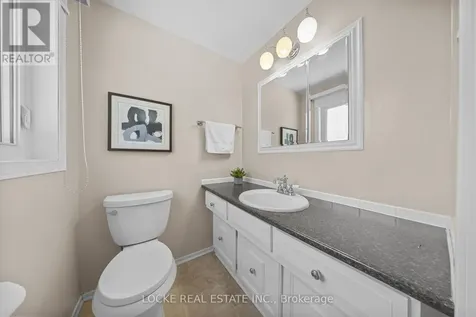 33 Eastpark Drive Ottawa ON K1B 3Z6