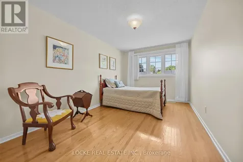 33 Eastpark Drive Ottawa ON K1B 3Z6
