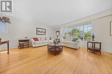 33 Eastpark Drive Ottawa ON K1B 3Z6