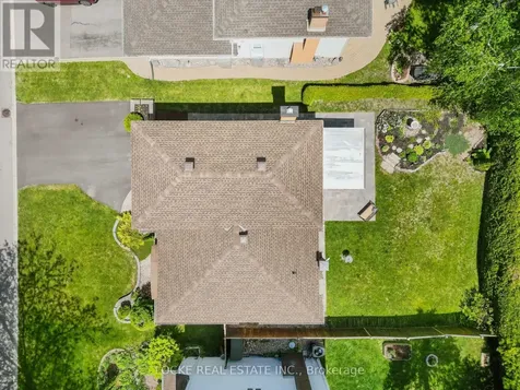33 Eastpark Drive Ottawa ON K1B 3Z6