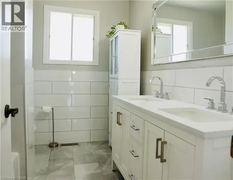 21 Deschene Avenue Hamilton ON L9A 3J8
