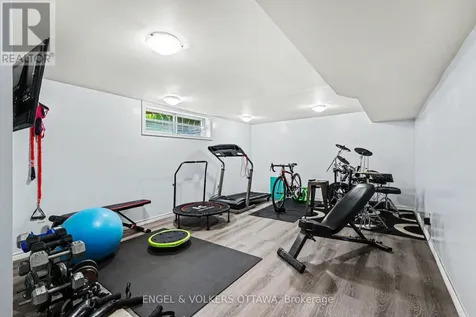 176 Sanford Avenue Ottawa ON K2C 0E9