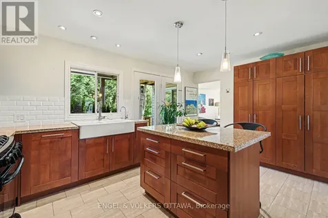 176 Sanford Avenue Ottawa ON K2C 0E9