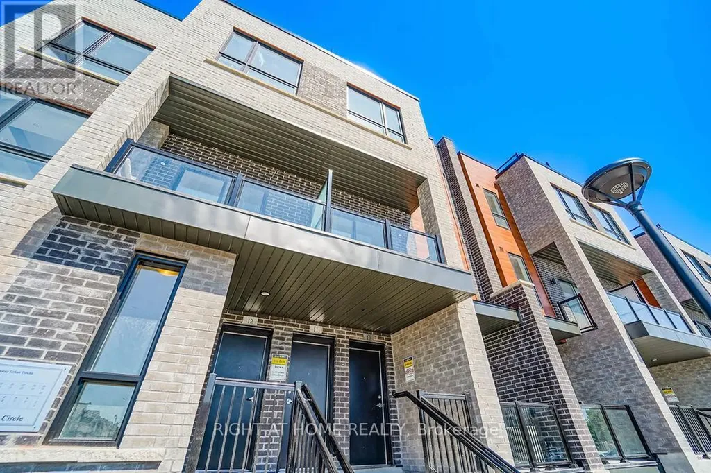11 Lytham Green Circle Newmarket (glenway Estates) ON L3Y 0H3