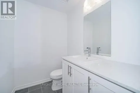 11 Lytham Green Circle Newmarket (glenway Estates) ON L3Y 0H3
