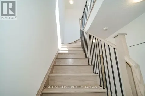 11 Lytham Green Circle Newmarket (glenway Estates) ON L3Y 0H3
