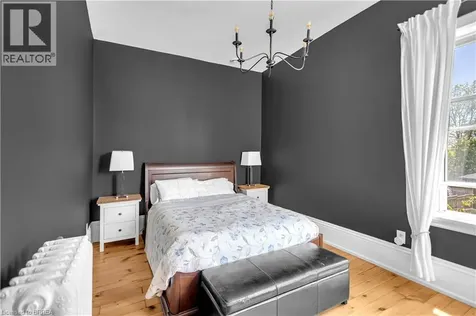 18 Hawarden Avenue Brantford ON N3T 4H3