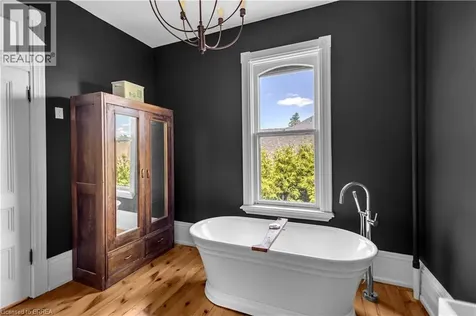 18 Hawarden Avenue Brantford ON N3T 4H3