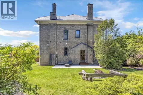 18 Hawarden Avenue Brantford ON N3T 4H3
