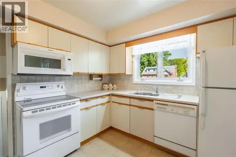 572 Highbury Park Sarnia ON N7V 2J9
