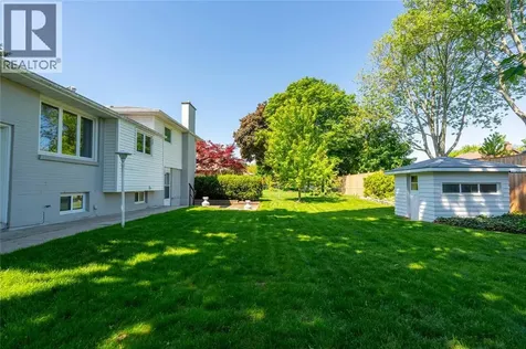 572 Highbury Park Sarnia ON N7V 2J9