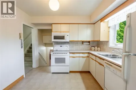 572 Highbury Park Sarnia ON N7V 2J9