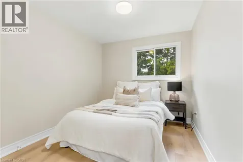 1553 Newlands Crescent Burlington ON L7M 1P1