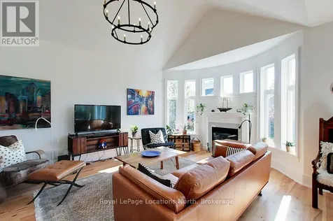 27 Newport Boulevard Collingwood ON L9Y 4Y8