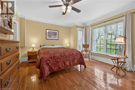 136 Mountain Street Grimsby ON L3M 4E7