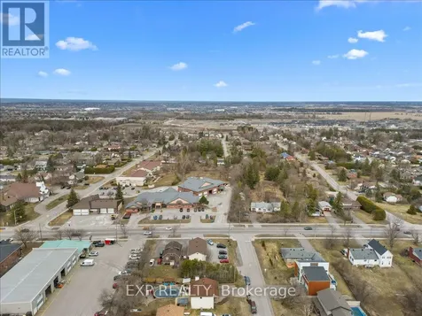 4 Bobcat Way Ottawa ON K2S 1P3