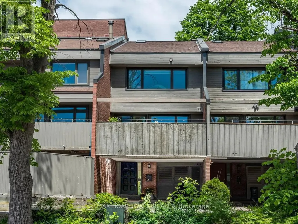41 Putman Avenue Ottawa ON K1M 1Z1