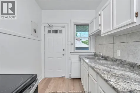 1094 Lincoln Road Windsor ON N8Y 2H4