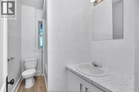 1094 Lincoln Road Windsor ON N8Y 2H4