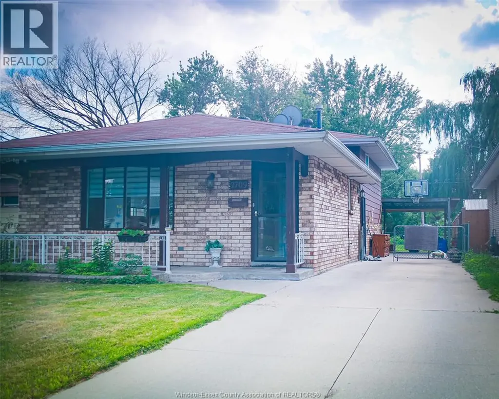 2709 Clemenceau Windsor ON N8T 2P9