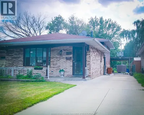 2709 Clemenceau Windsor ON N8T 2P9