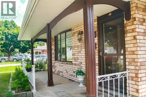 2709 Clemenceau Windsor ON N8T 2P9