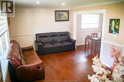 2709 Clemenceau Windsor ON N8T 2P9