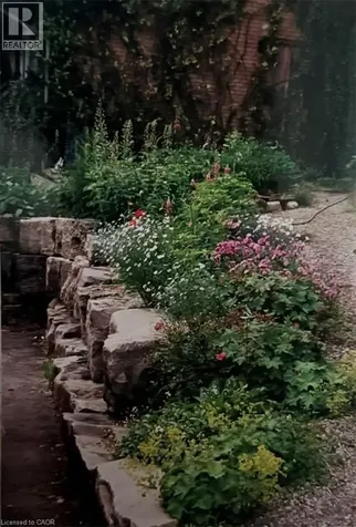 1987 Snake Road Burlington ON L7P 4Y1