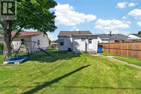 2276 Marentette Windsor ON N9E 2C5