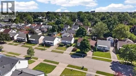 2276 Marentette Windsor ON N9E 2C5