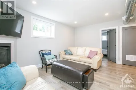846 Rockson Crescent Ottawa ON K2S 0S6